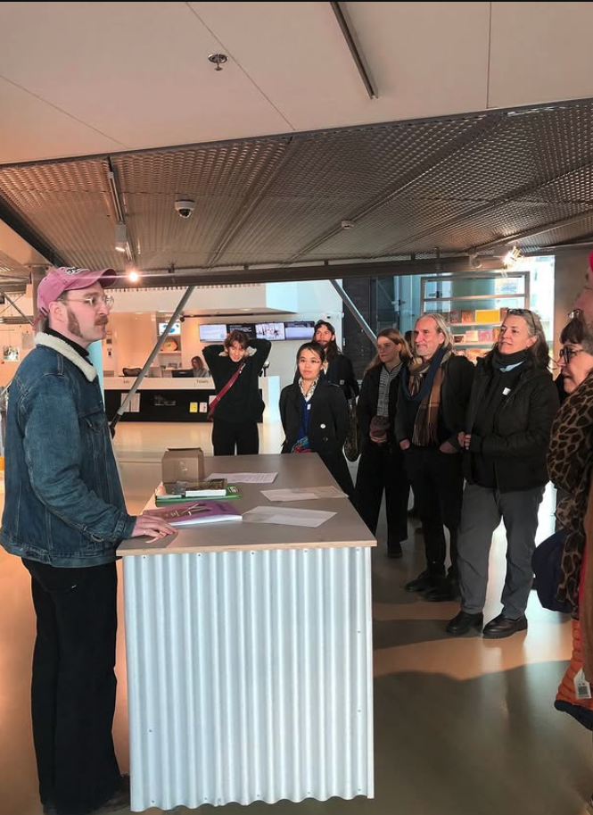 Workshop, leitende Person spricht und Teilnehmende Personen stehen gegenüber